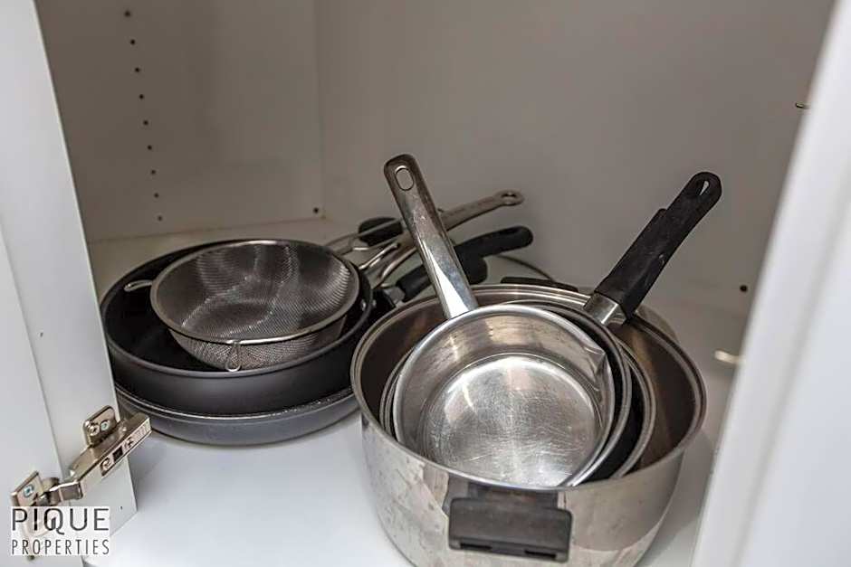 NEW, Mountain Chic Suite, Whyte Avenue, Netflix, WiFi, Sleeps 6