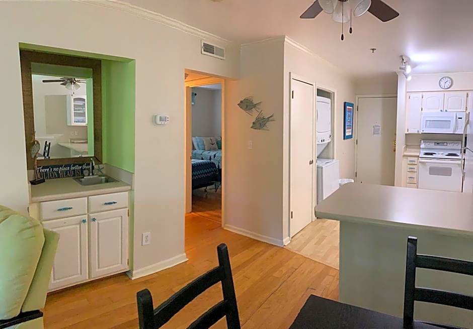 Beautiful Hilton Head Condo, Steps from Ocean, 1st Floor, 2bd / 2ba, and more!