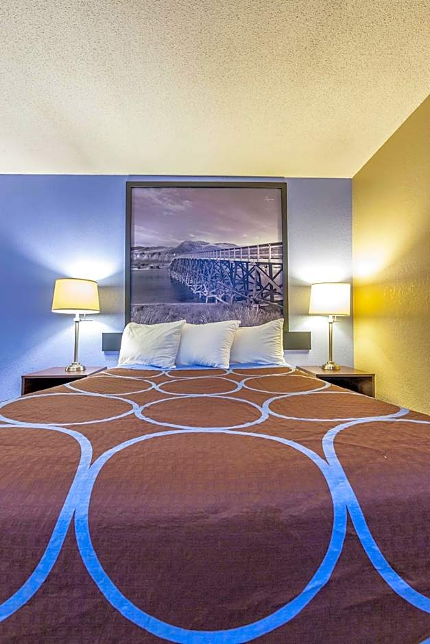 Super 8 by Wyndham Kamloops BC