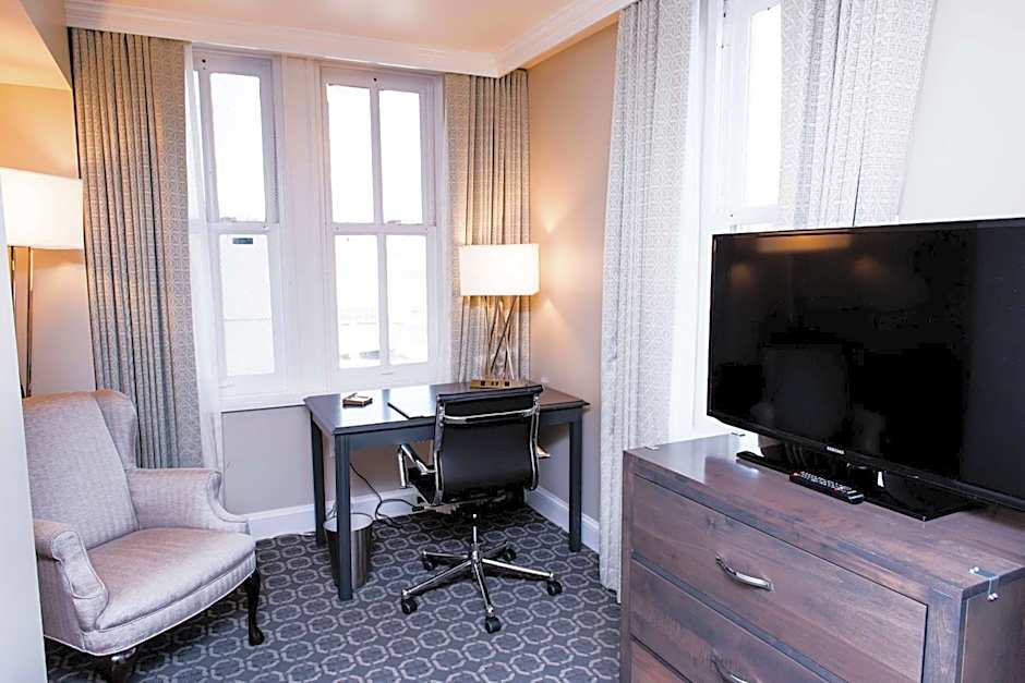 Redmont Hotel Birmingham, Curio Collection by Hilton