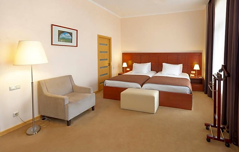 Ani Plaza Hotel