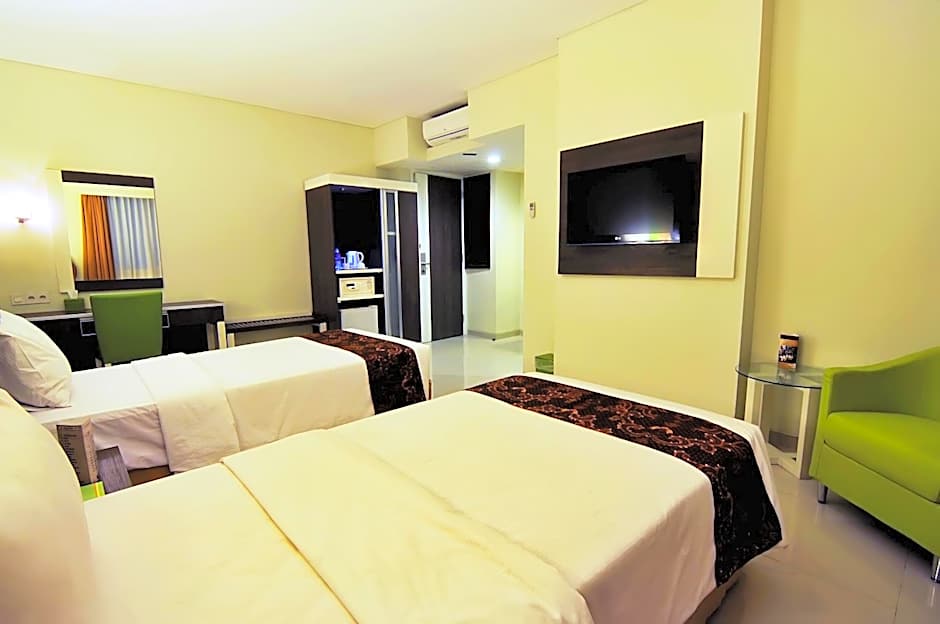 Pose In Hotel Solo