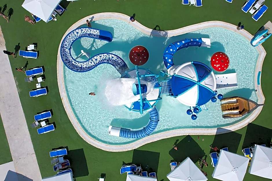 Grand Bleu Beach Resort