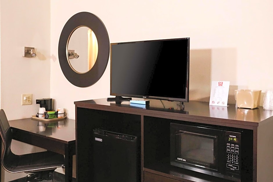 Econo Lodge Inn and Suites Greenville