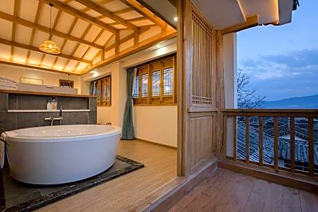 Deluxe King Room with Balcony and View（Tea Tasting, Free Use of Shared Washing machine)