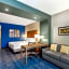 La Quinta Inn & Suites by Wyndham Kansas City Beacon Hill