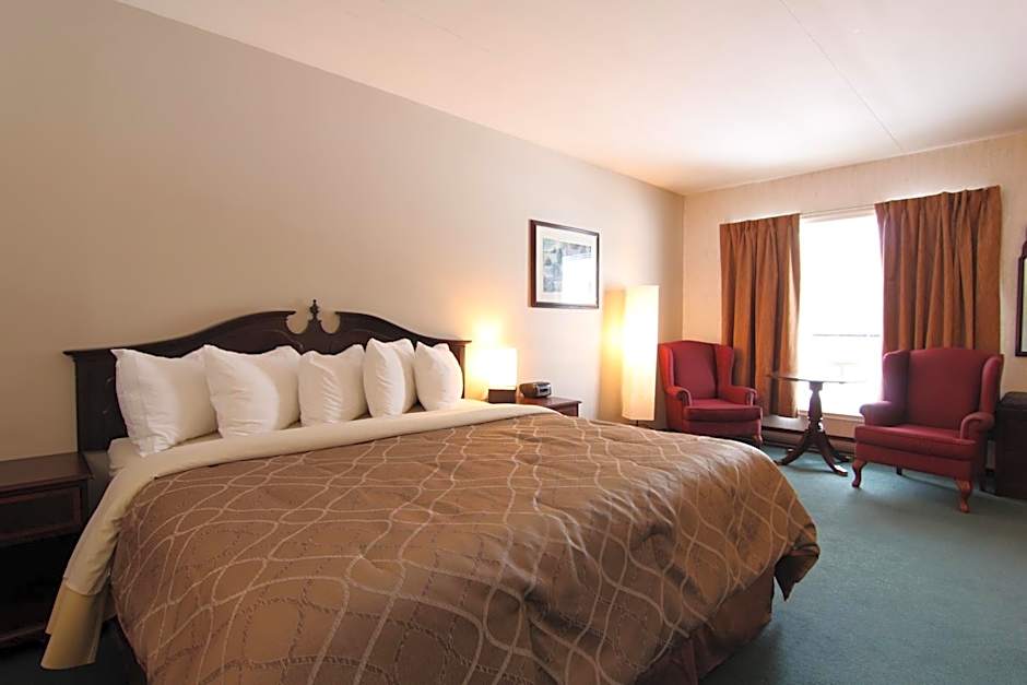 Foto 1 di 7 di 1 King Bed Suite