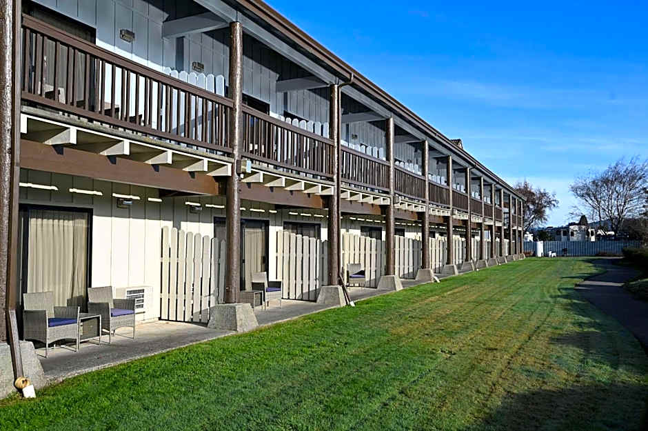 Edgewater Inn and Suites, an Ascend Collection Hotel