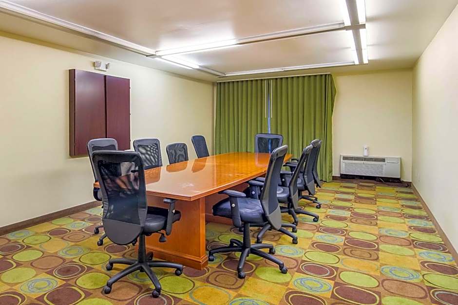 Comfort Inn & Suites Pittsburgh Fox Chapel