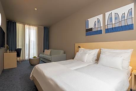 Comfort Family Room with Balcony