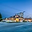 Econo Lodge Inn & Suites