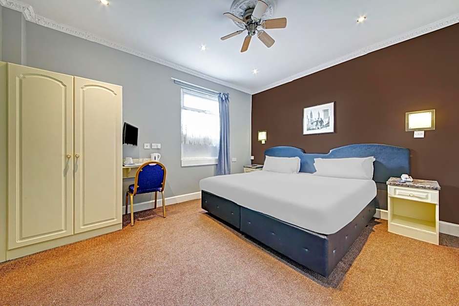 OYO Bostons Manor Hotel