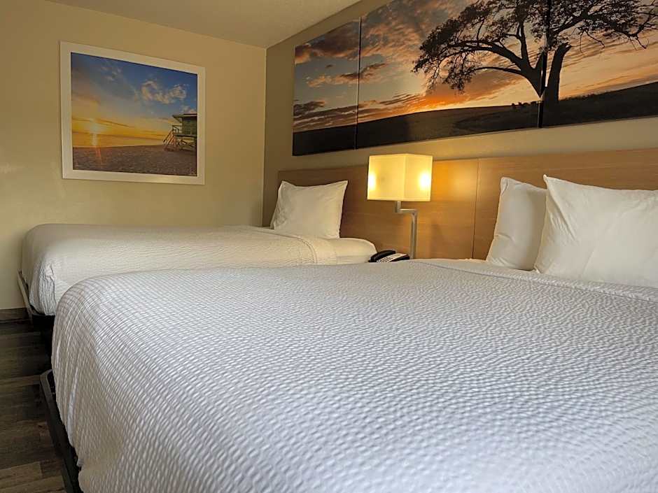 Days Inn & Suites by Wyndham Kaukauna WI