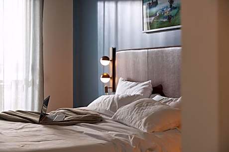 Rydges Superior Balcony King Room