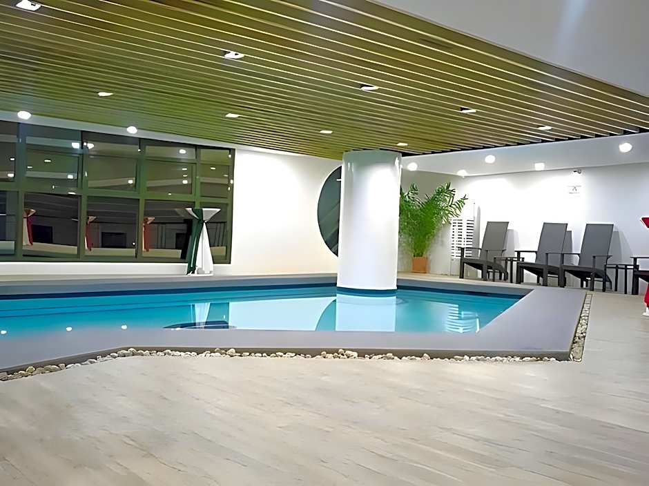 Sarrosa International Hotel And Residential Suites