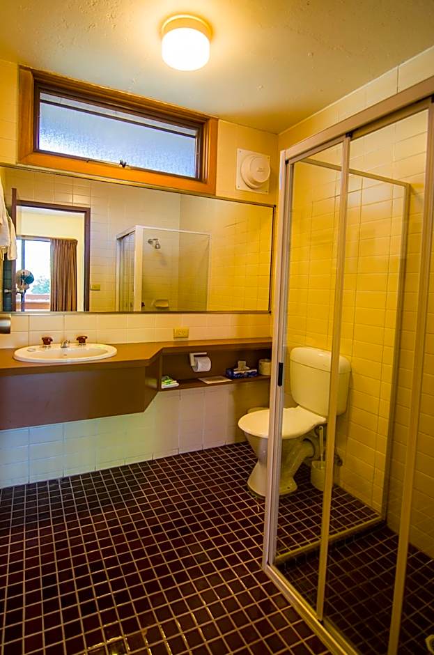 Mountain Creek Motel Bar & Restaurant