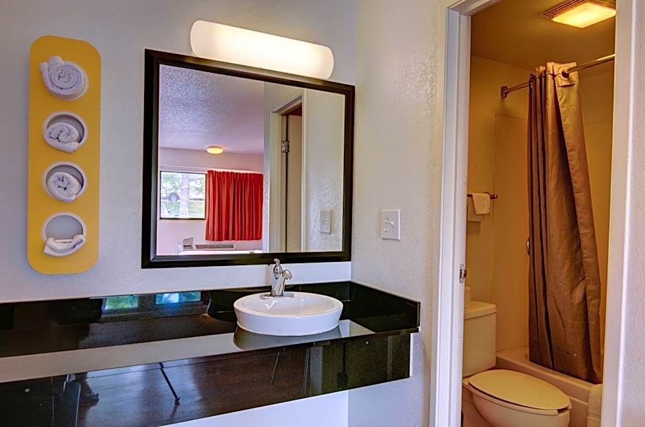 Days Inn by Wyndham Kansas City Northeast