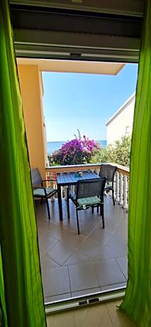 Cozy family apt Iris only 20m from the beach in Mandre