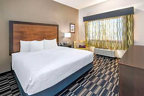 1 King Bed, Fireplace, Non-Smoking