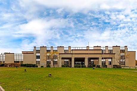 Clarion Hotel & Conference Center Lansing West