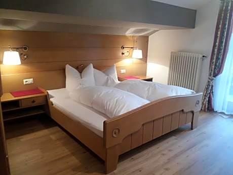 Double Room with Balcony and Garden View