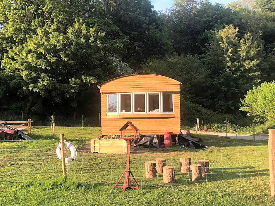 Shepherds Huts Ham Hill, 2 double beds, Bathroom, Lounge, Diner, Kitchen, LOVE dogs & Cats Looking out to lake and by Ham Hill Country Park plus parking for large vehicles available also great deals on workers long term This is the place to relax and BBQ