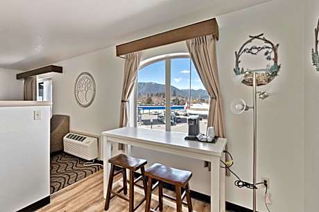 Deluxe Family King Suite - Non-Smoking