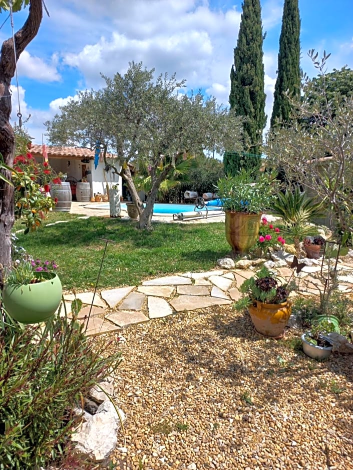 Cocon Provençal - T1 25m2 - SdB - Terrasse privée & Accès Piscine à Saint Chamas