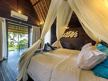 One-Bedroom Huts with Ocean View