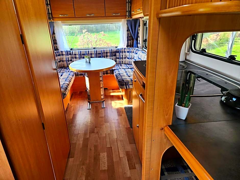 Ruime caravan op gezellige minicamping