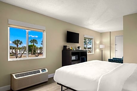 King Room with Roll in Shower - Mobility Accessible/Non-Smoking