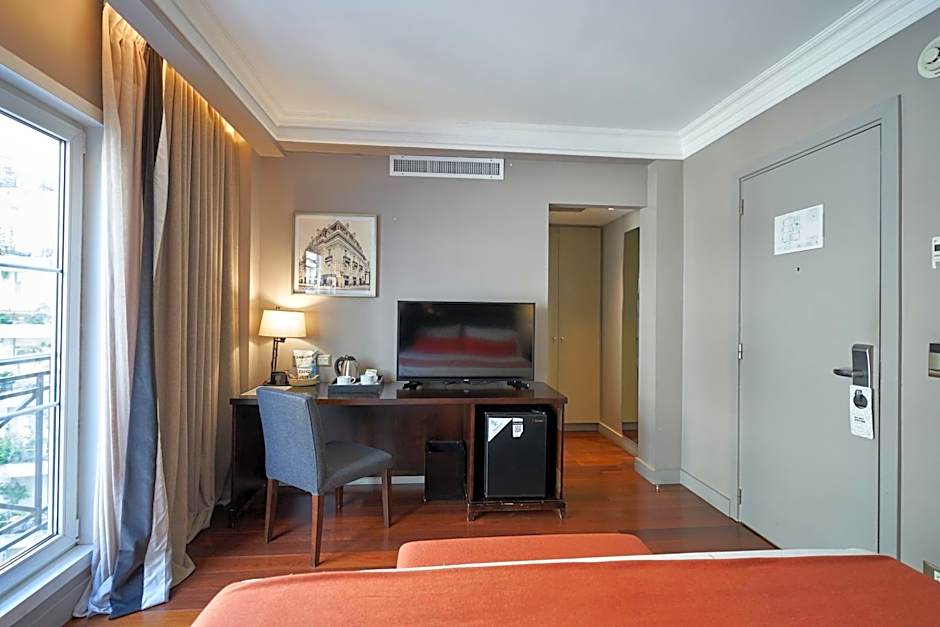 Carles Hotel