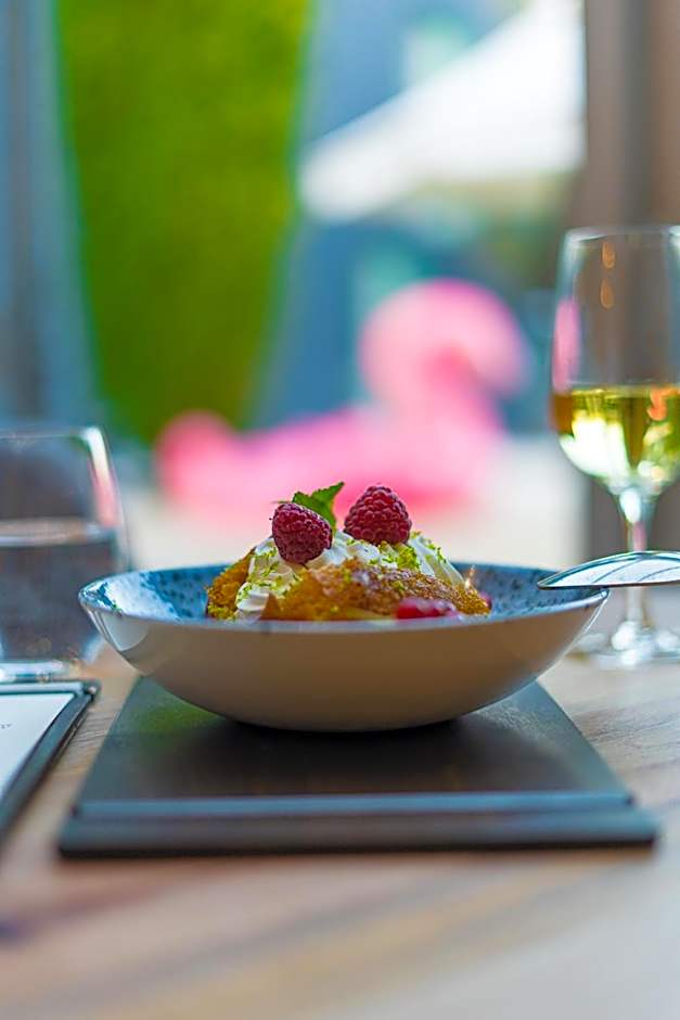 PoMo Hotel & Restaurant