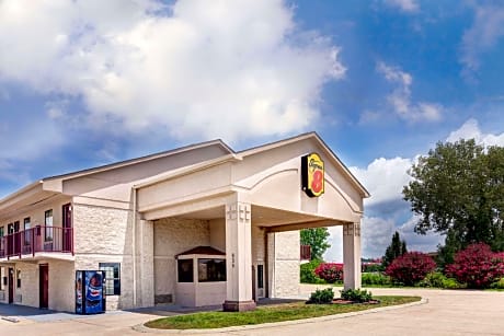 Super 8 by Wyndham Clarksville East