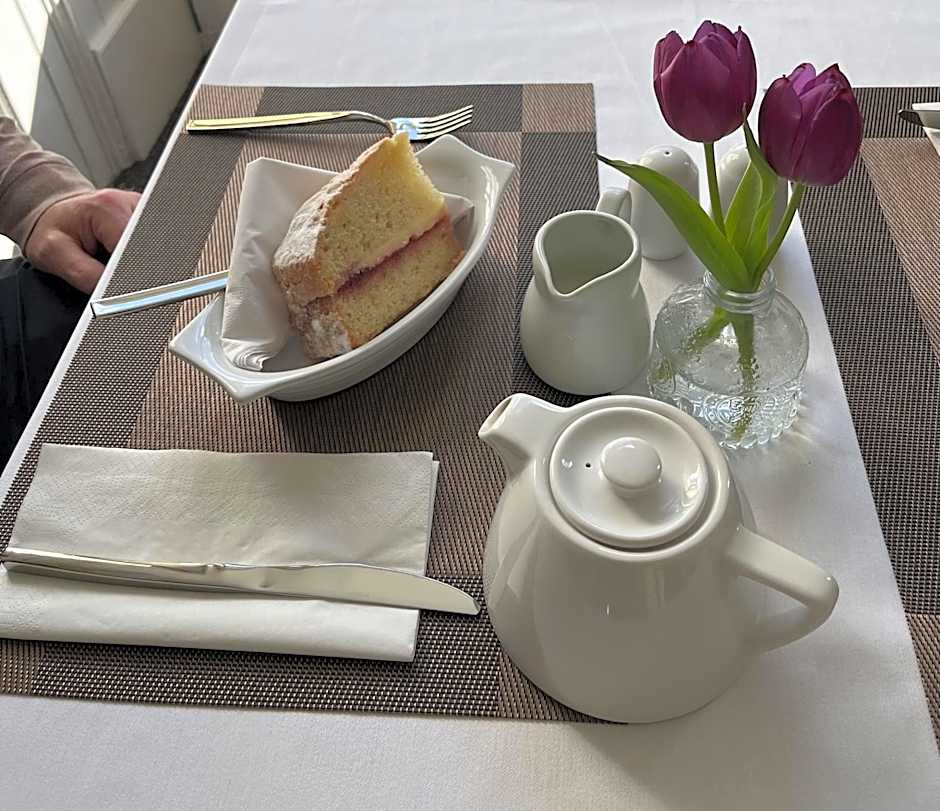 Tontine Hotel & Bar
