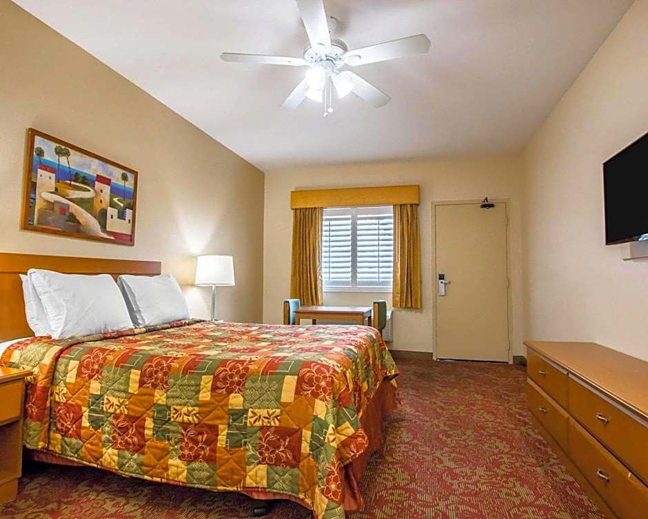 Photo 1 of 8 of 1 Queen Bed, Accessible
