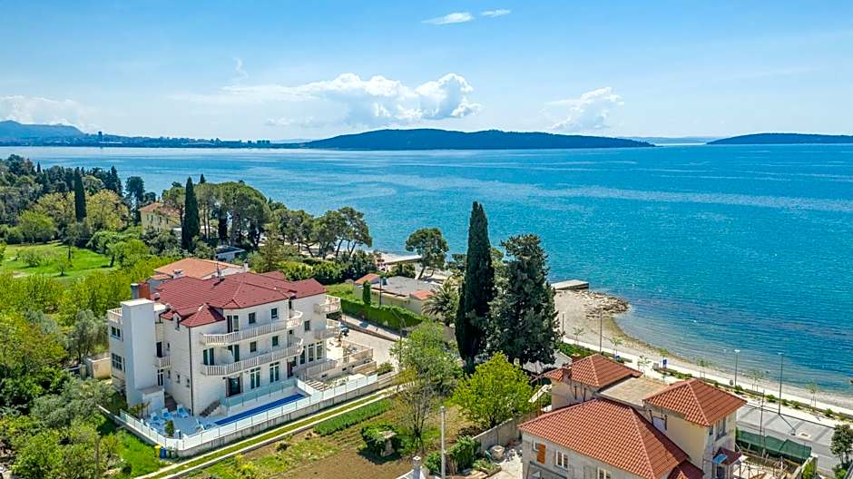 Hotel Riva Kaštela with swimming pool