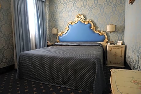 Small Double Room - Non Smoking