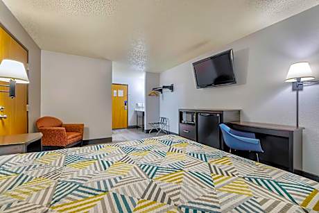 3 Full Beds | Suite, Non-Smoking