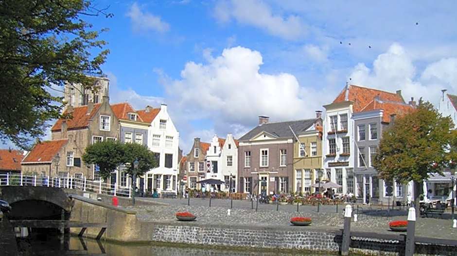 Mooi chalet in havenplaatsje op fietsafstand van het strand bij Ouddorp