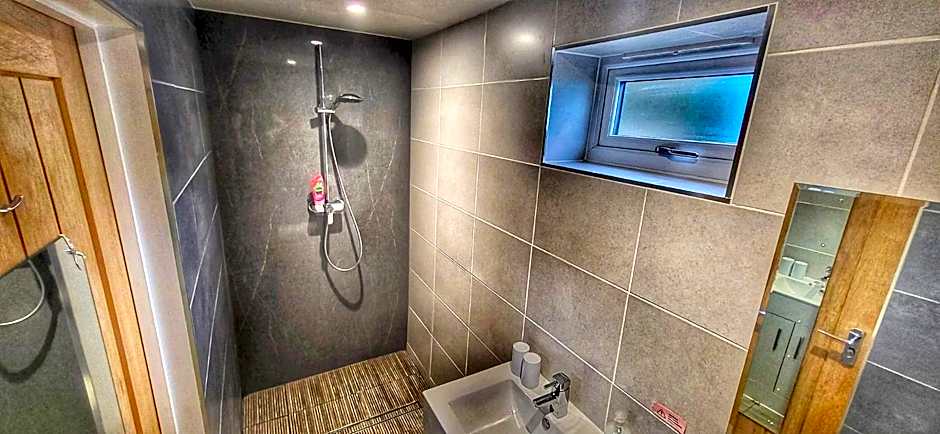 Deepcut Lodge Bed & Breakfast Self Service