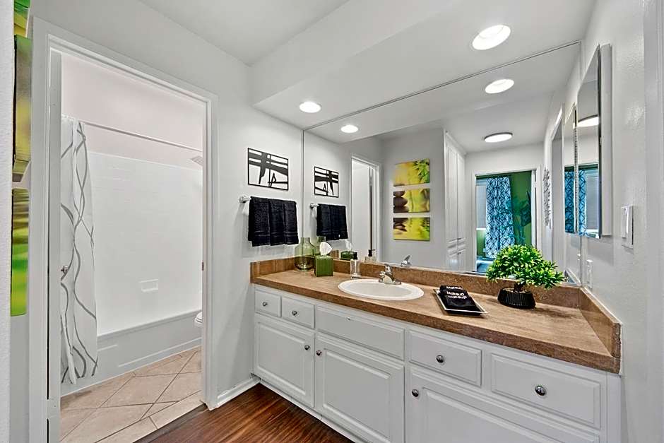 Beverly Hills Gem 1 BR Apt with Parking 218