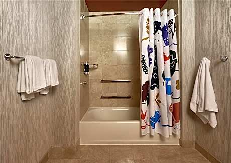 2 Queen Beds ADA Tub