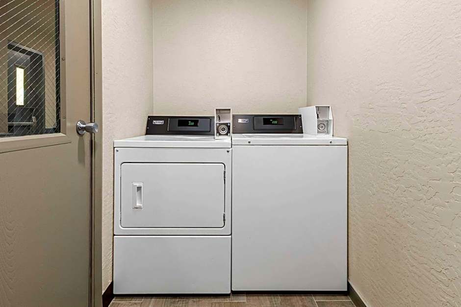 Days Inn & Suites by Wyndham Mesa Near Phoenix