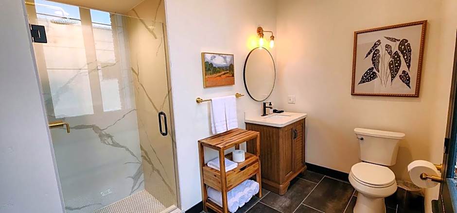 Speakeasy Suites Sleeps 18