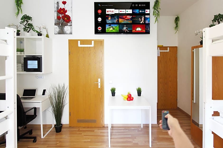 Hotel Ulm Zentrum - Komplettes Zimmer, Hochbett, Android TV & eigenem Bad - perfekt für Familien & Gruppen