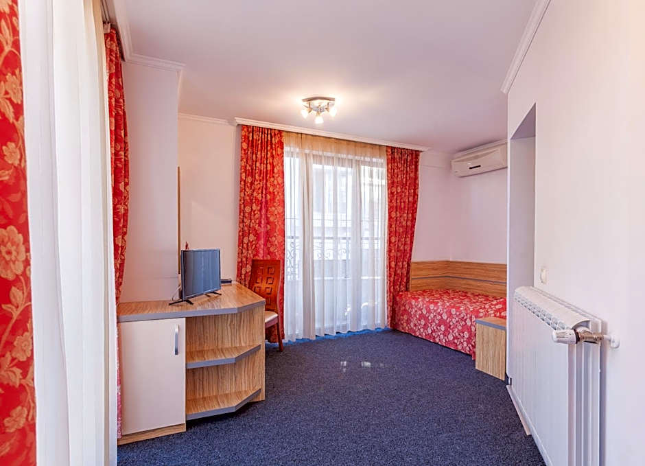 Семеен Хотел Опера