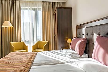 One-Bedroom Apartment (2 Adults + 2 Children)