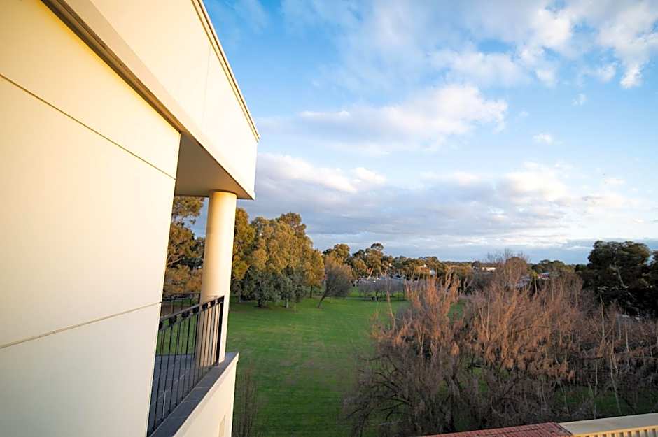 Sfera's Park Suites & Convention Centre