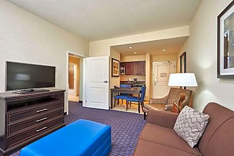 1 King Hearing Accessible Suite Non-Smoking